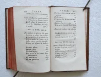 Le guide du fermier, ou instructions pour élever, nourrir, acheter & vendre les bêtes à cornes, les brebis, les moutons, les agneaux & les cochons.
Contenant les symptômes de leurs maladies / Les remèdes pour les guérir / Le choix de leur nourriture, de leurs pâturages / La manière de faire le meilleur beurre & différentes espèces de fromages / La façon d’élever la volaille, les dindons, les oies, les canards (…).
Traduit de l’anglais sur la quatrième édition. - photo