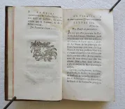 Le guide du fermier, ou instructions pour élever, nourrir, acheter & vendre les bêtes à cornes, les brebis, les moutons, les agneaux & les cochons.
Contenant les symptômes de leurs maladies / Les remèdes pour les guérir / Le choix de leur nourriture, de leurs pâturages / La manière de faire le meilleur beurre & différentes espèces de fromages / La façon d’élever la volaille, les dindons, les oies, les canards (…).
Traduit de l’anglais sur la quatrième édition. - photo